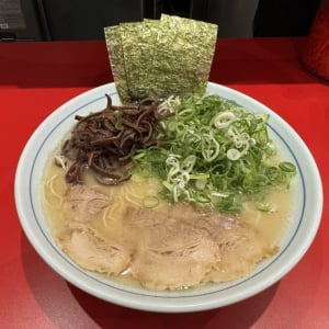 北斗の拳っぽい漫画が目印の博多ラーメン屋『せまかっちゃん』でラーメン食べる