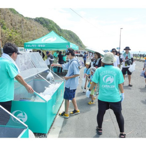 静岡県御前崎市へ海洋ごみ専用の収集ボックス2台をキャタラーが寄贈