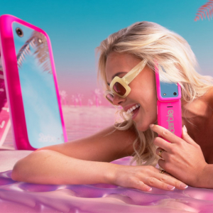 バービーとタイアップした公式ガラケー「HMD Barbie Phone」がイギリスで販売発売 →アメリカでも10月に発売