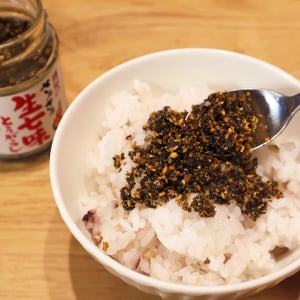 「そうそう、こういうのでいいんですわ」ご飯に桃屋の生七味を大量にぶっかけて食べるだけ