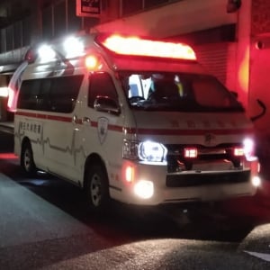 人気漫画家がホテル宿泊中に尿道結石に苦しむ / 耐えきれない痛み→ 救急車呼ぼうとした結果