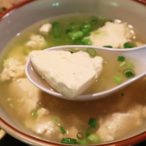 すげーうまいものメモ：沖縄そばのスープに豆腐入れたやつ「麺で食べるより心に沁みる」