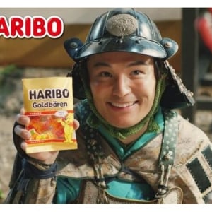 ハリボーグミのぷにぷに感とおいしさで鎧武者がハッピーな気分に！「HARIBO」の新CM