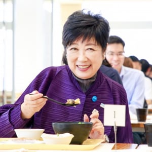 小池都知事、麻婆なす丼を注文。認知症の方々が働く「注文をまちがえる料理店」が都庁の食堂で開催