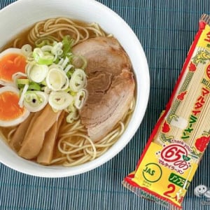 発売から65周年。愛される棒ラーメンに楽曲が!? 「幸福のラーメン～マルタイラーメン～」が、カラオケ配信スタート！