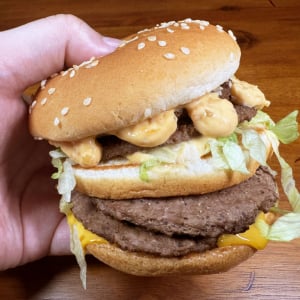 なんでもマクドナルドのビッグマック味にできるカルディの「ハンバーガーソース」がスゴイ