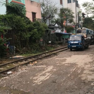 衝撃の事故映像！線路脇に路上駐車したら車が大変なことに！これは一生後悔するだろう【動画・ベトナム】