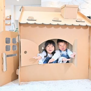 子どもと工務店がつくる注文住宅！ 打ち合わせ・設計も体験、ダンボール製の”マイホーム”で住育を　ホロスホーム「ダンボールハウスけんちくじむしょ」