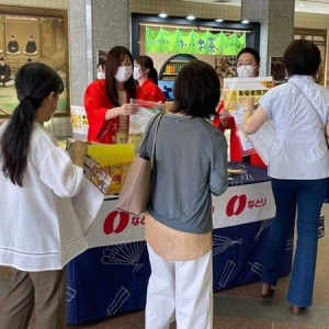 相撲と縁の深いなとりが「一度は食べていただきたい 贅沢なチーズ鱈 小袋」を配布！