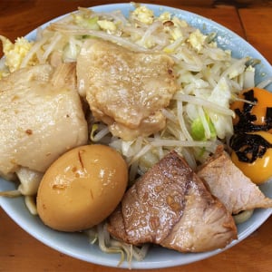 ラーメン二郎新橋店のラーメンがマジでウマイ！ ニンニクアブラマシマシと味玉子と生卵