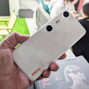 ARグラスをつないで空間ディスプレイを実現するスマホ型コンパニオンデバイス「XREAL Beam Pro」の5G対応版をお披露目：TGS2024