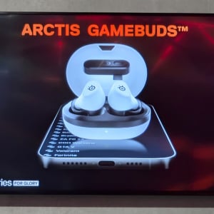 SteelSeries初の完全ワイヤレス型ゲーミングイヤホン「Arctis GameBuds」が10月下旬以降に順次発売へ：TGS2024