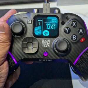 タッチディスプレイ搭載だから本体だけでカスタマイズできる高機能ゲームコントローラー　瑞起が「EVOTOP」を出展：TGS2024