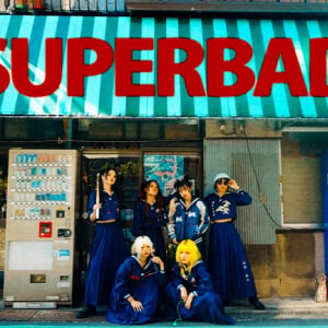 PIGGS、新曲「SUPERBAD」MVでメンバーがスーパーバッドなスケバンに