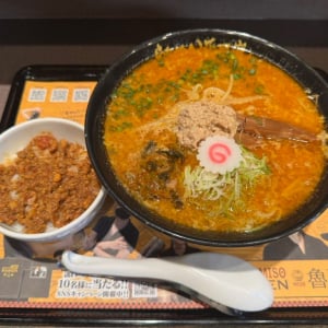 今年はスパイス味噌ラーメン！　「らあめん花月嵐」で「SPICY CURRY魯珈」店主監修の「SPICY MISO RAMEN 魯珈」発売中