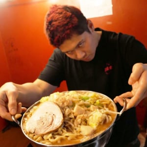 人気ラーメン店『中華そば 鴨福』店主が人気ラーメン店『箕輪家』で食べて絶賛 / 最高だー!!