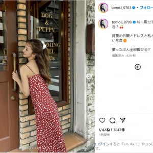 板野友美、キャミワンピ姿で美背中＆美脚ショット公開！「赤コーデ可愛い」「どれも素敵」