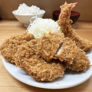 【いつもと違うものを食うシリーズ】とんかつ山家であえて大ヒレカツ定食＋エビフライ＋カキフライを食う