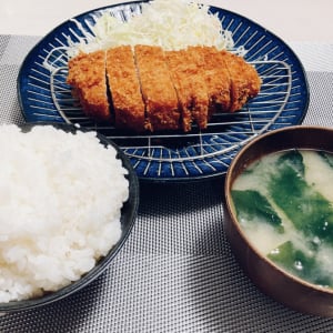 トンカツ屋でトンカツ食いながらチューしまくるのマジでやめてほしいんだけど！ マジでやめて