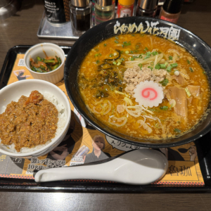 スパイスカレーの女神・齋藤絵理シェフのラーメン「SPICY MISO RAMEN 魯珈」を食べる / らあめん花月嵐