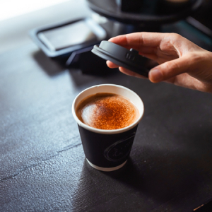 【東京都中央区】カフェインを控えたい人へ！ディカフェ専門コーヒースタンドの「オーツカフェモカ」