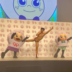 小島よしおホタテ姉妹キャラクターお披露目イベントで「オッパピー」ならぬ「ホッタッテー」ポーズが誕生