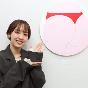 【インタビュー】飯窪春菜、「おしりを描き始めて約一年、こんなに早く叶うんだと感じています」　“おしり愛”あふれる初個展『SERIES』開催