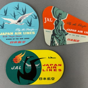 70年前の復刻デザインステッカーが新ノベルティに！国際線就航の歴史も体感できる「JAL×ヴィラフォンテーヌ コラボルーム」