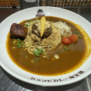 大行列のラーメン屋『鬼金棒』の隣にあるカレー屋『カラシビカレー鬼金棒』で麺を食べる