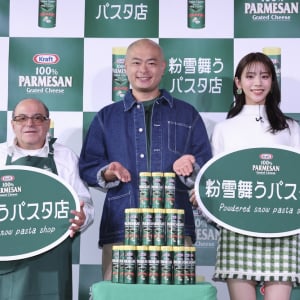 あばれる君＆貴島明⽇⾹ 期間限定の「粉雪舞うパスタ店」オープニングイベントに登壇