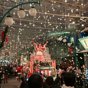 商店街に白い雪が舞い降り、夜は歌って踊れるブギウギ祭り！ 西武園ゆうえんちで期間限定「ノスタルジック・クリスマス」開催中!!