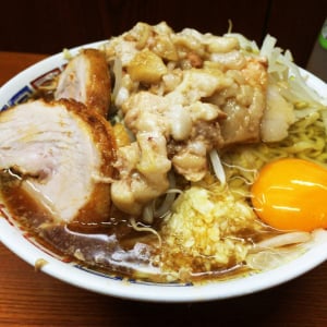 ラーメン二郎の店主が女性スタッフとディズニーシーへ / そのようすをネット公開