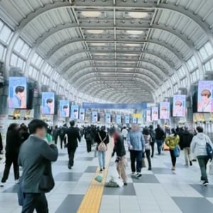 【東京都品川区】「私たちが恋する理由」の広告動画が、JR品川駅自由通路のJADビジョンに登場