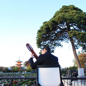 埼玉県 公園墓地 青葉園 × 名ギタリスト鈴木大介「御霊に捧げるコンサート」に無音の拍手喝采！ 7万3000の故人の魂を慰める珠玉の30分、今後は家族や地域といっしょに