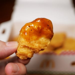 マクドナルドのチキンマックナゲットがビーフステーキ味になるマック公式ソースで食べた結果→ わぁあああ！