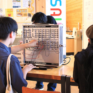 埼玉工業大学 情報社会学科 音楽 音響メディア、心理学科 医療心理学、生命環境化学科 バイオ 食品科学に高校生たちが大注目！ 工学部は2025年4月に 5つの新専攻が誕生