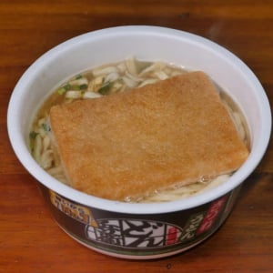 どん兵衛の麺をカップヌードルに浸して食べる / どんカプヌつけ麺