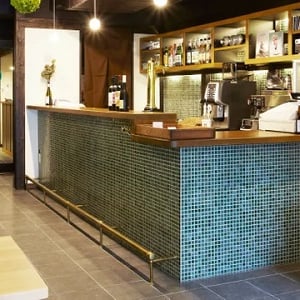 【兵庫県豊岡市】燻製の専門店と連携。「Cafe ＆ Bar 3rd」が、「燻製BAR」として夜営業をスタート！