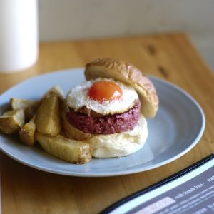 【東京都北区】早朝5時OPENのクラフトバーガー専門店が、焼かない「極上生ハンバーガー」を新発売！