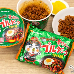 韓国のソウルフードが「ブルダック」から新登場！ 『ジャジャンブルダック炒め麺』はふわっと広がる香ばしい刺激が手軽に味わえる！