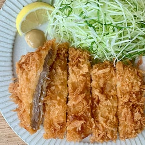 油の温度と揚げ方でとんかつがサクッと！大根付け合わせも紹介