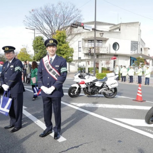 フェンシングの見延和靖選手が、一日警察署長に就任！冬の県民交通安全運動に参加