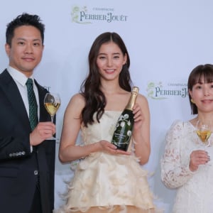 新木優子、サプライズケーキが贈られ笑顔！「『ペリエ ジュエ』とともに素敵な1年にしたい」