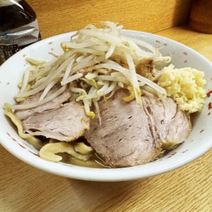 ラーメン二郎「吐くときは洗面台は詰まるので便器を使ってください よろしくお願いします