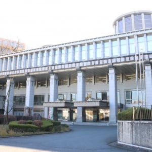 専修大学がお笑いコンビ・さくらだモンスターをゲストに招いた学生向けの注意喚起講座「漫才で学ぶ啓発講座」を開催