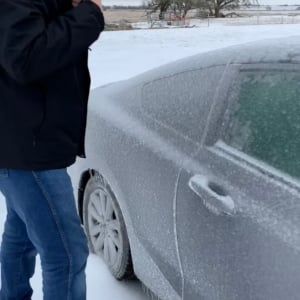 車にヒビが入ったかと思った！！男性が氷に覆われた車のドアを開けたると共に不穏な音と光景が！！