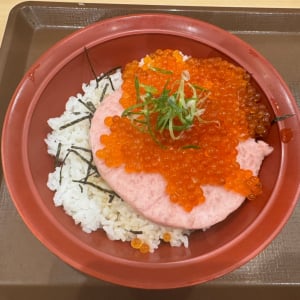 「松屋」と「すき家」が「いくら丼」を期間限定で販売　すき家erのマナリスさんは「メガいくら丼」を称賛