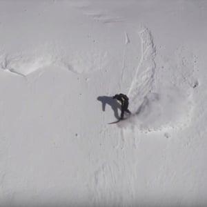 危機一髪！スノーボード中に雪崩発生！怖カッコイイ雪崩が追いかけてくるハラハラ映像