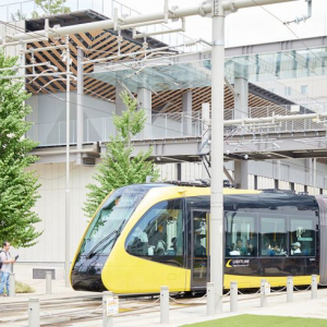 次世代路面電車「芳賀・宇都宮LRT」が開業1年で乗客数が累計600万人！ 沿線周辺への転入増や住宅地の地価上昇などプラス影響も