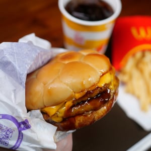 【シンクロ率400％】マクドナルドのエヴァンゲリオンバーガー「チーズダブルてりやき」を食べた結果→ 帰ってきたら続きをしましょう